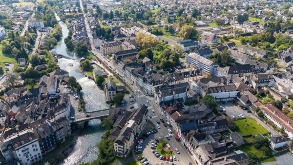 Vue aérienne de la place de Jaca à Oloron Sainte-Marie