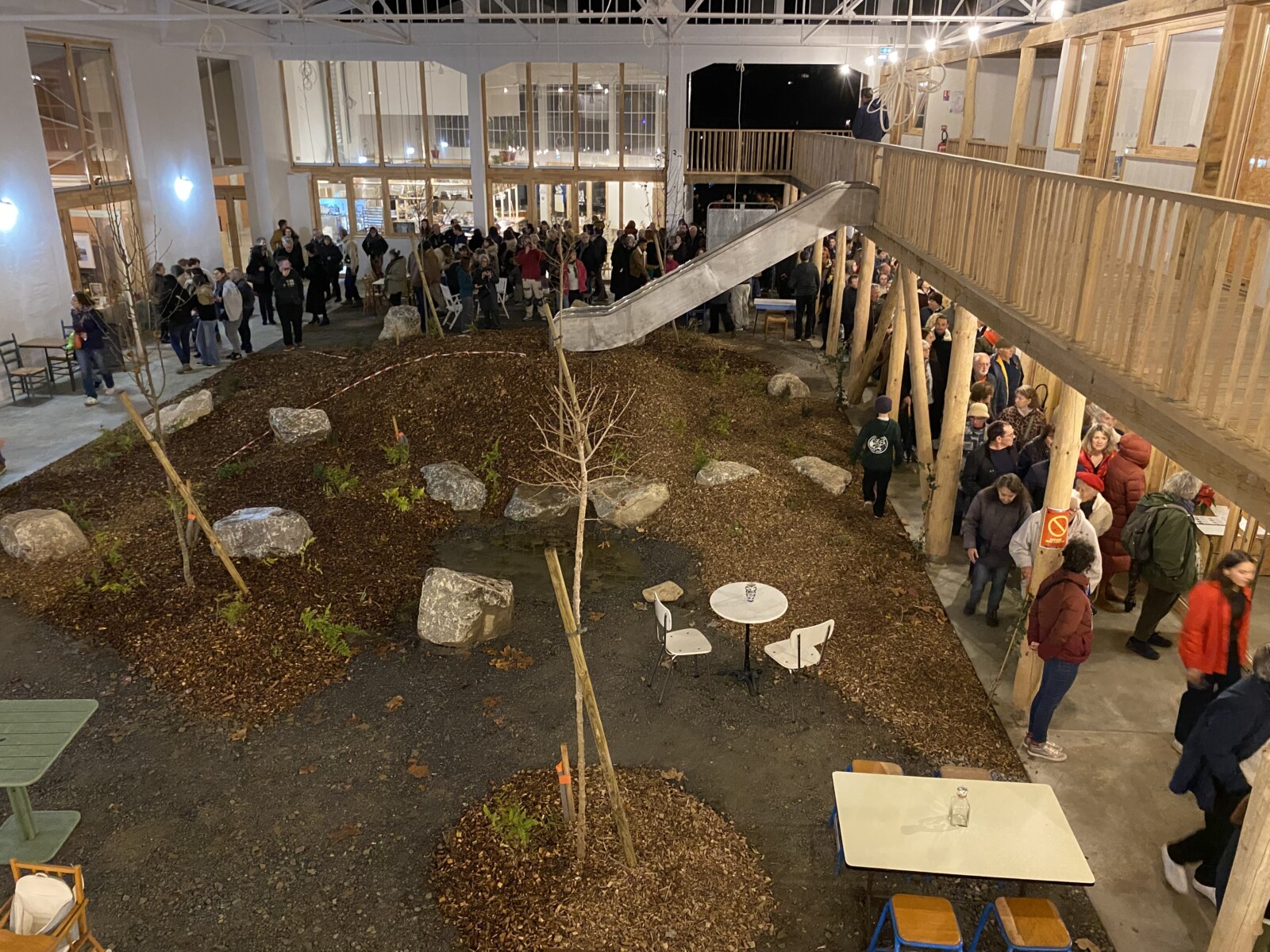 La grande halle présente un espace naturel et ludique.