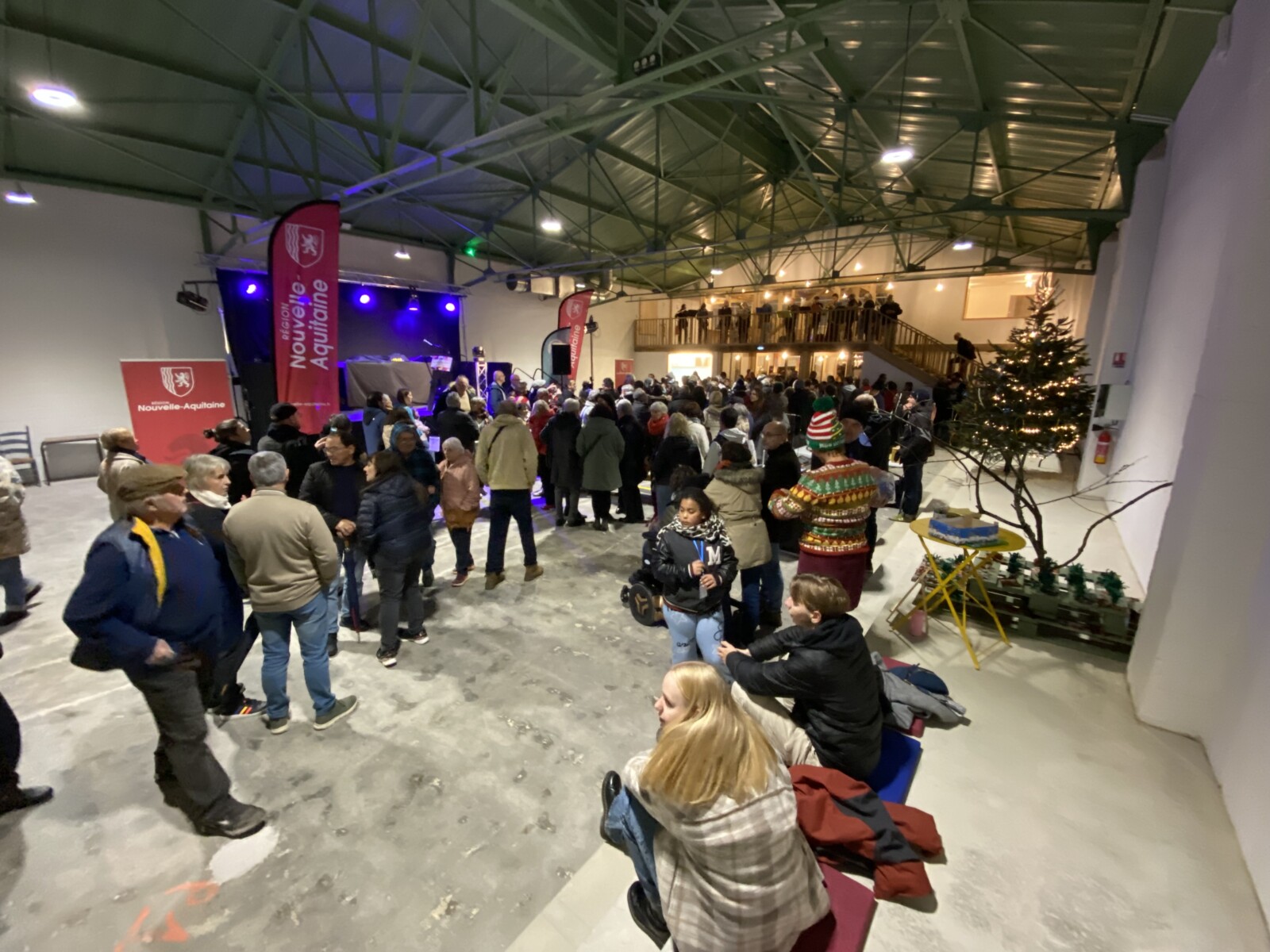 Les discours avaient lieu dans la petite halle.